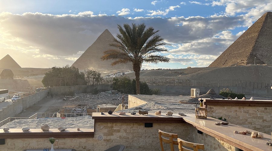 رأي حول Seven Pyramids View Inn 1 رأي Seven Pyramids View Inn: إطلالة رائعة على الأهرامات وخدمة ممتازة