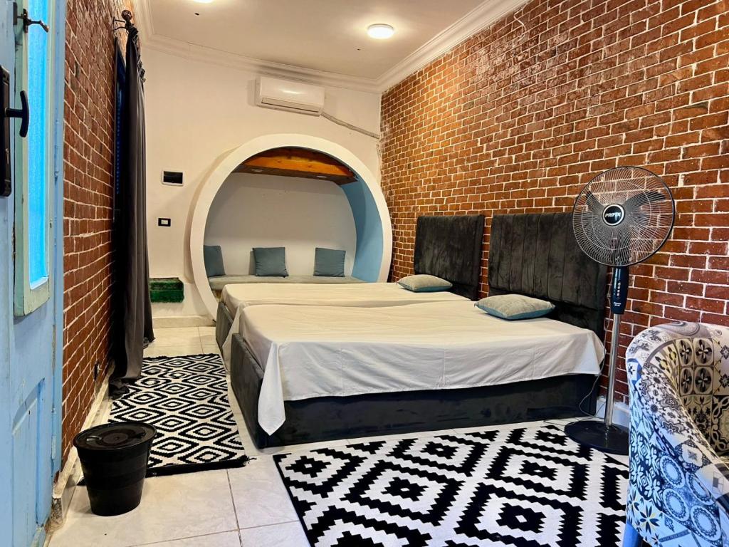 رأي حول Ibiza hostel 1 رأي صريح حول إيبيسا هوستل: تقييم شامل للأسعار، الموقع، والخدمات